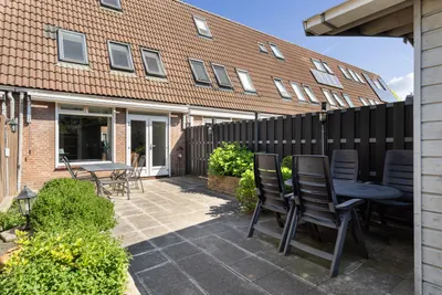 Foto van Adriaan Roland Holststraat 25, Rotterdam