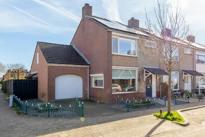 Foto van Graaf Adolfstraat 1, Hardinxveld-giessendam