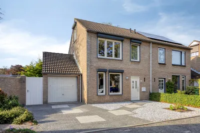 Foto van De Leeuwebek 30, Budel Half