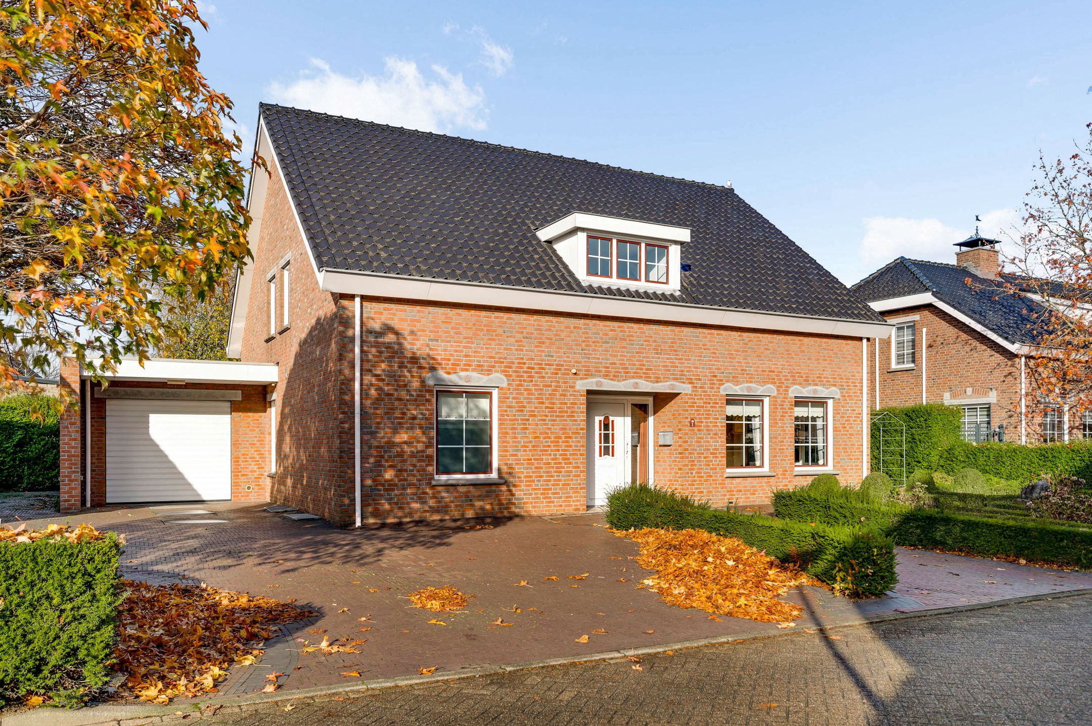 Foto van Bandstraat 1, Born