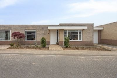 Foto van Aan het beeldje 3, Gronsveld