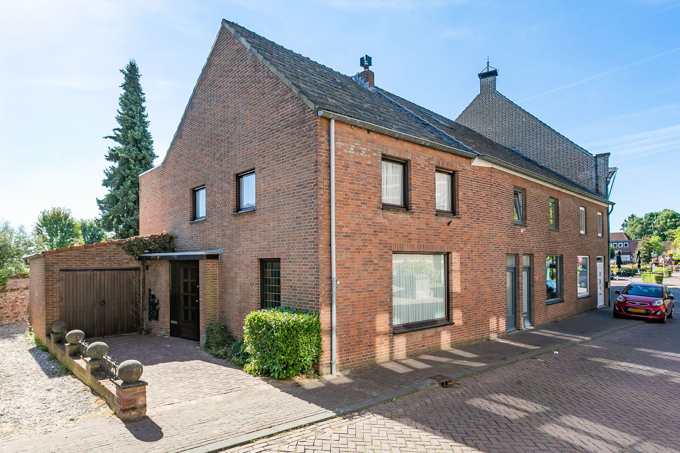 Foto van Raadhuisstraat 13, Oirsbeek