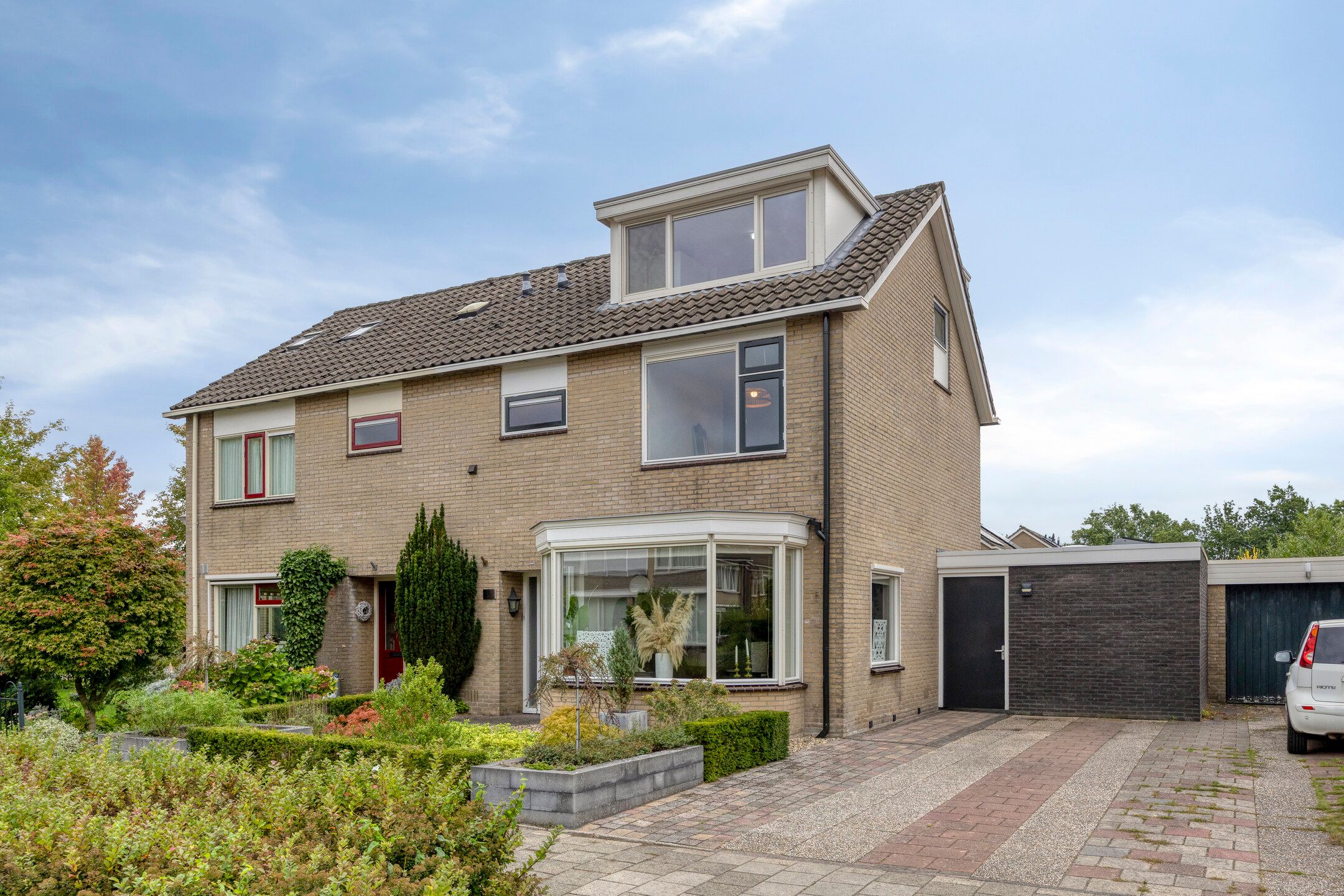 Foto van Anjelier 11, Borne