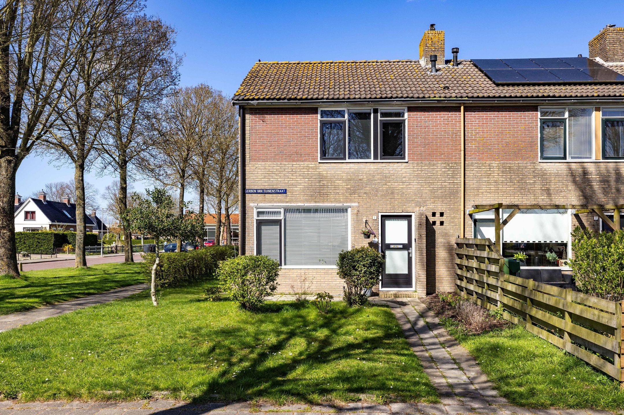 Foto van Gerben van Tuinenstraat 1, St.-Jacobiparochie